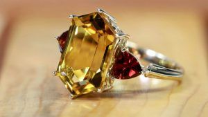 Кольца с крупным камнем: какие бывают, как выбрать и носить