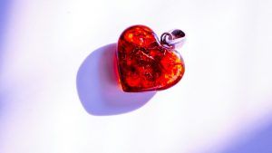 Наивные украшения: что это такое и в моде ли они ещё