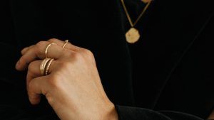 Подбираем цвет металла украшений под тон кожи для идеального эффекта