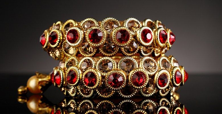Рубиновые украшения для Львов: подходят или нет