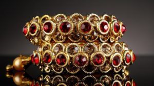 Рубиновые украшения для Львов: подходят или нет