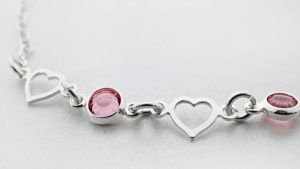 Рубиновые украшения для Раков: подходят или нет