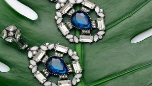 Сапфировые украшения для Раков: подходят или нет?