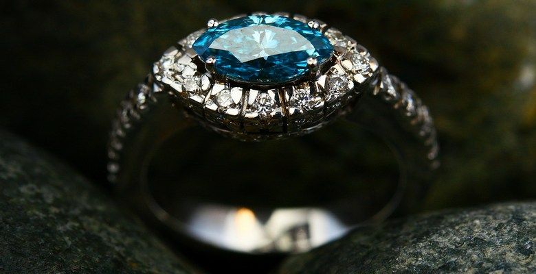 Сапфировые украшения для Водолеев: подходят или нет