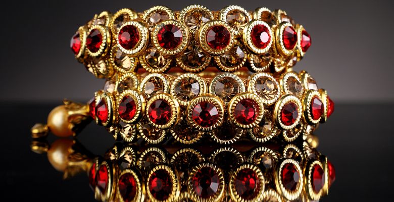 Гранатовые украшения для Водолеев: подходят или нет?