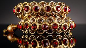 Гранатовые украшения для Водолеев: подходят или нет?