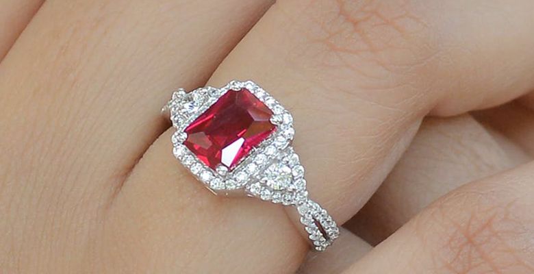 Гранатовые украшения для Раков: подходят или нет?