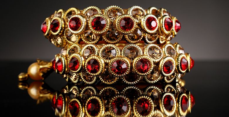 Гранатовые украшения для Стрельцов: подходят или нет?