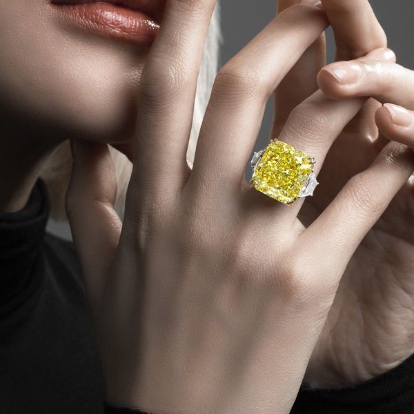 Кольцо с фантазийным ярко-желтым бриллиантом весом 25,88 карата 