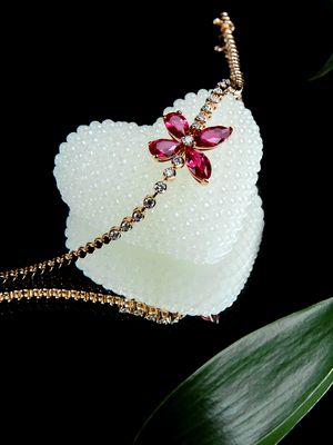 колье с рубином