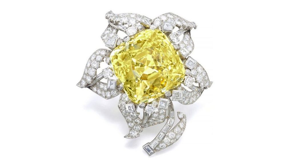 Источник: https://rapaport.com/news/7m-historic-yellow-diamond-to-headline-sothebys-sale/ Брошь Cartier с желтым бриллиантом весом 101,29 карата
