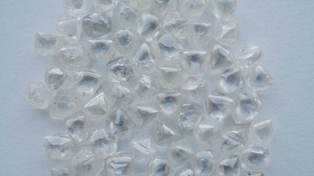 Источник: https://nationaljeweler.com/articles/12908-anglo-american-confirms-it-is-looking-to-sell-de-beers Anglo American подтвердила, что алмазодобывающая компания De Beers будет «продана или разделена» в рамках реструктуризации, призванной упростить ее портфель