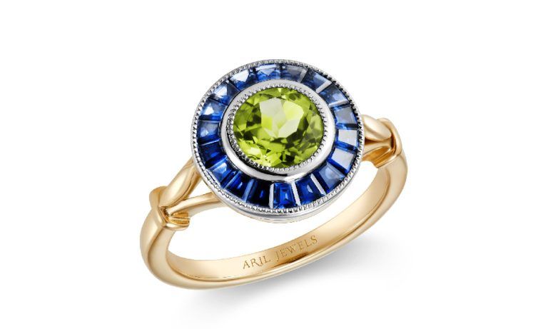 Единственное в своем роде кольцо с перидотом и сапфирами, разработанное и изготовленное компанией Aril Jewels для Fuli Gemstones
