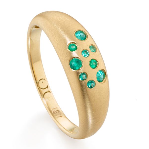 Источник: https://www.jckonline.com/editorial-article/elizabeth-moore-fairy-dust/ Кольцо Fairy Dust из желтого золота 18 карат с изумрудами