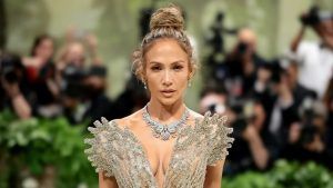 Дженнифер Лопес блистала в бриллиантах на Met Gala 2024 года Дженнифер Лопес блистала в бриллиантах на Met Gala 2024 года