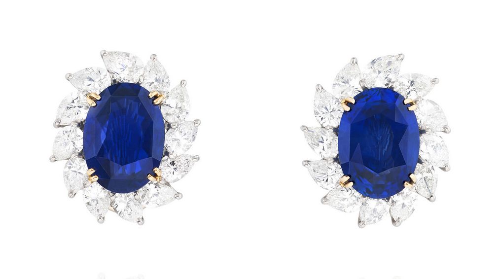 Серьги, украшенные двумя сапфирами, каждый весом более 13 карат, были проданы за сумму, превышающую их оценку в 220 000 швейцарских франков (243 030 долларов США) Серьги, украшенные двумя сапфирами, каждый весом более 13 карат, были проданы за сумму, превышающую их оценку в 220 000 швейцарских франков (243 030 долларов США)