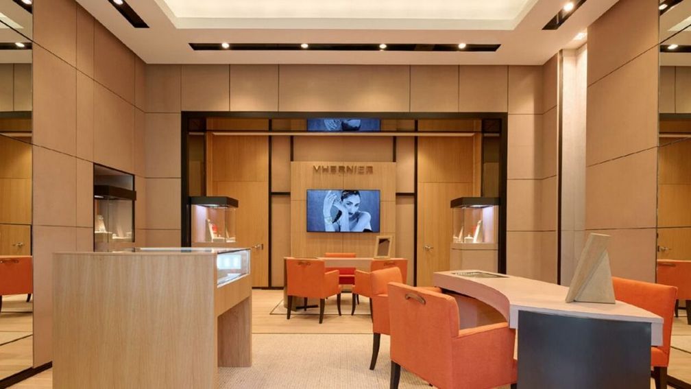 Источник: https://rapaport.com/news/richemont-adds-italian-jeweler-to-its-luxury-stable/ Richemont добавляет итальянского ювелира Vhernier в свою элитную компанию