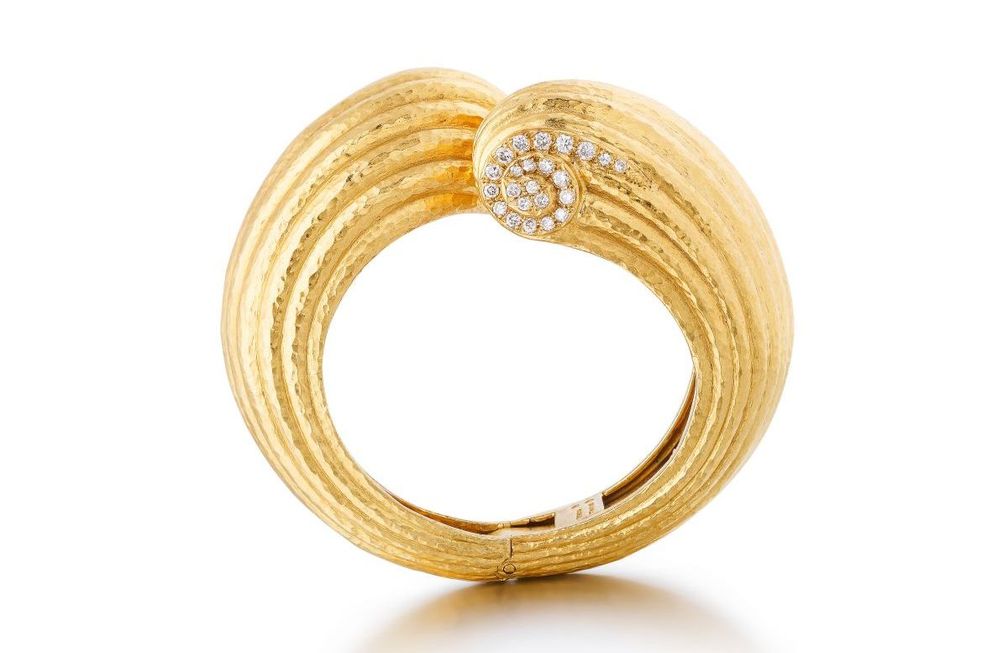 Браслет-манжета от David Webb из чеканного 18-каратного золота, украшенный бриллиантами классической огранки