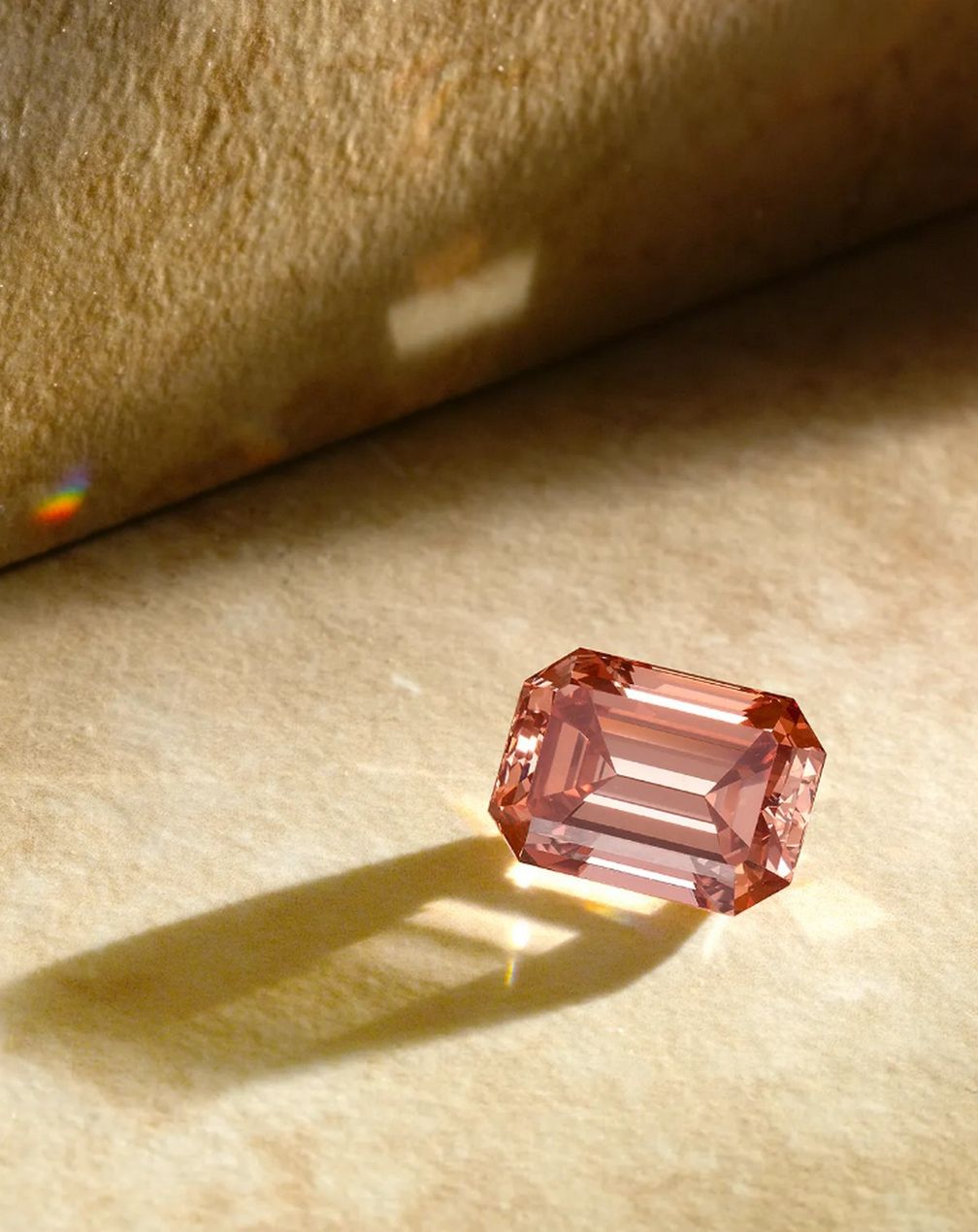 Кольцо с фантазийным бриллиантом глубокого коричневато-розовато-оранжевого цвета весом 12 карат Кольцо с фантазийным бриллиантом глубокого коричневато-розовато-оранжевого цвета весом 12 карат