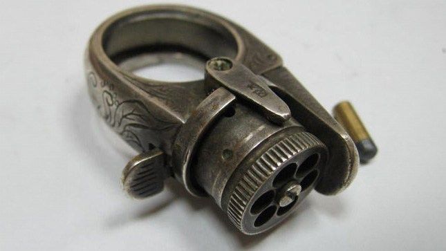 Кольцо с револьвером 
