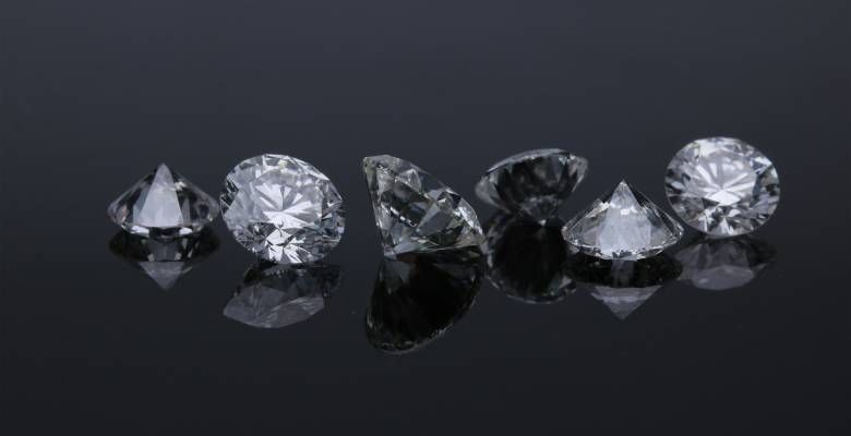 Украшения с бриллиантами для Дев: подходят или нет?