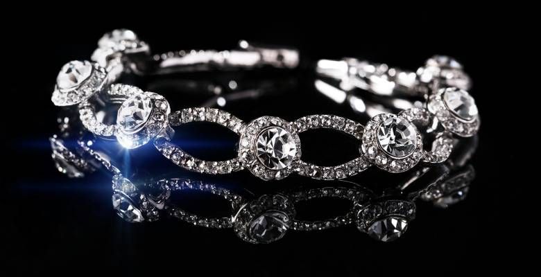 Украшения с бриллиантами для Скорпионов: подходят или нет?