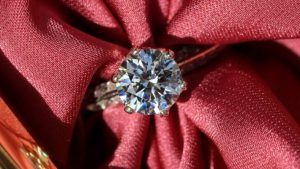 Украшения с бриллиантами для Весов: подходят или нет?