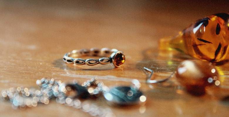 Янтарные украшения для Близнецов: подходят или нет?