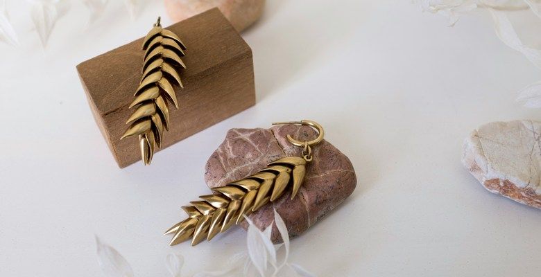 Необычные золотые серьги для модниц: какие бывают и как носить