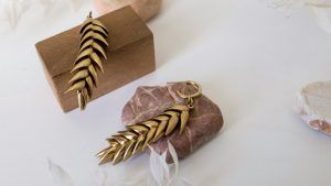 Необычные золотые серьги для модниц: какие бывают и как носить