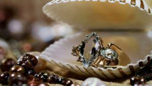 Украшения с аквамарином для Рыб: подходят или нет?