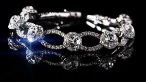 Украшения с бриллиантами для Львов: подходят или нет?