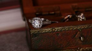 Украшения с бриллиантами для Раков: подходят или нет?