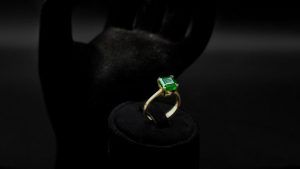 Украшения с изумрудами для Дев: подходят или нет?