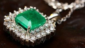 Украшения с изумрудами для Львов: подходят или нет?