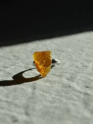 кольцо с янтарем