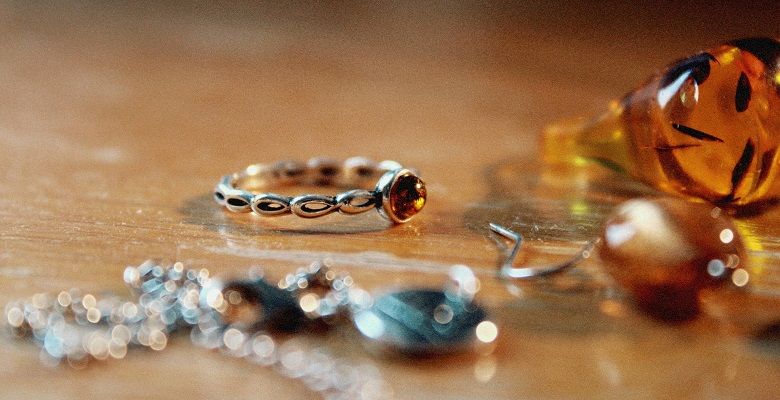 Янтарные украшения для Козерогов: подходят или нет?