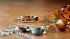 Янтарные украшения для Козерогов: подходят или нет?