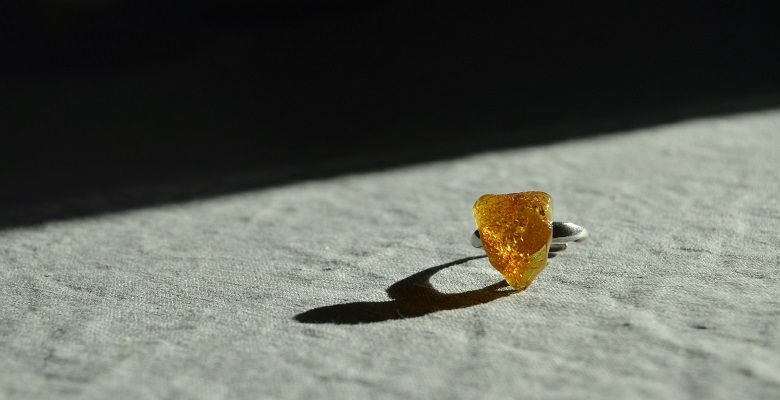 Янтарные украшения для Водолеев: подходят или нет?