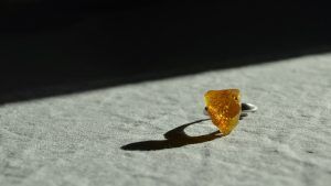 Янтарные украшения для Водолеев: подходят или нет?