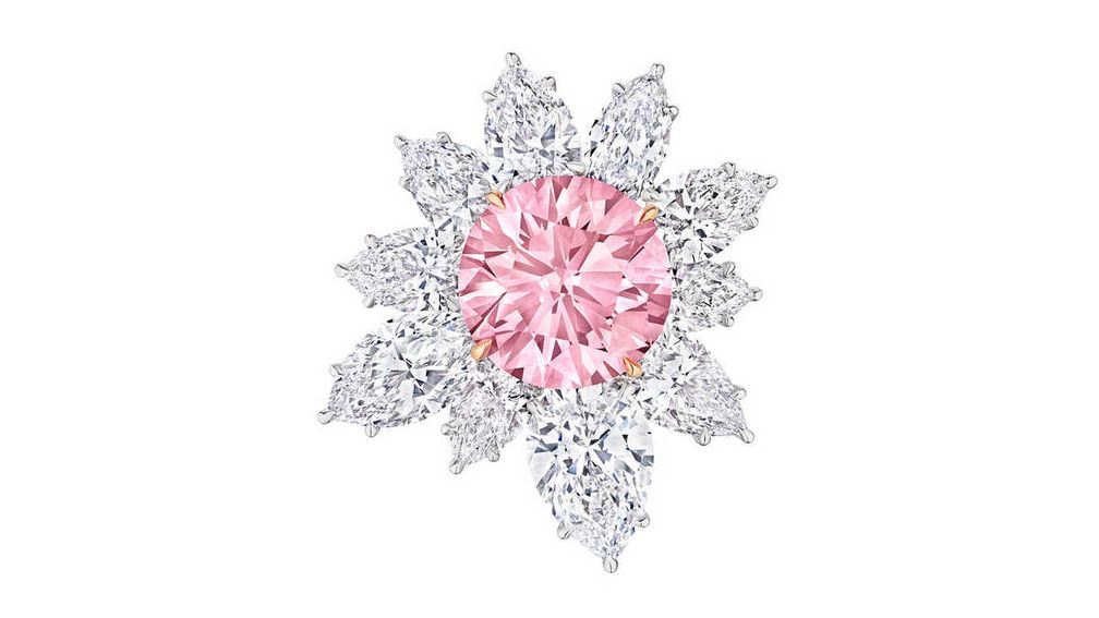 Фантазийный ярко-розовый бриллиант The Eden Rose весом чуть более 10 карат был продан за 13,3 миллиона долларов Фантазийный ярко-розовый бриллиант The Eden Rose весом чуть более 10 карат был продан за 13,3 миллиона долларов