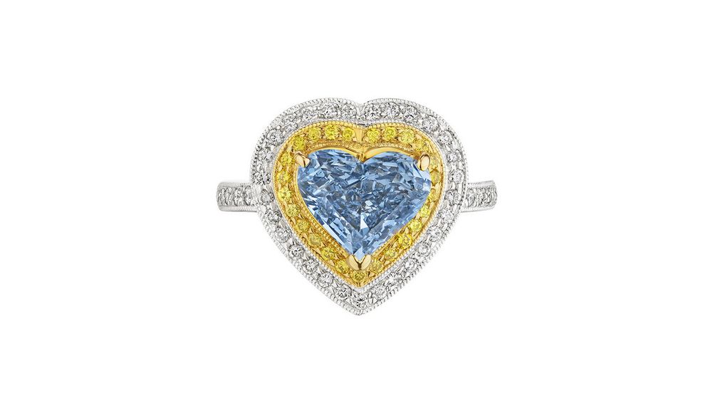 Это платиновое кольцо с фантазийным ярко-голубым бриллиантом в форме сердца весом 2,28 карата, окруженным желтыми и белыми бриллиантами, было продано на аукционе Christie's за 2,1 миллиона долларов Это платиновое кольцо с фантазийным ярко-голубым бриллиантом в форме сердца весом 2,28 карата, окруженным желтыми и белыми бриллиантами, было продано на аукционе Christie's за 2,1 миллиона долларов