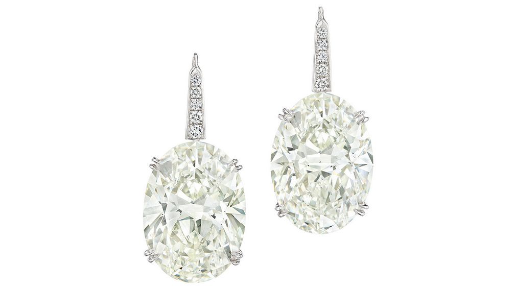 Серьги-подвески, украшенные бриллиантами I-цвета весом 23,20 и 23,05 карата, были проданы за 1,4 миллиона долларов Серьги-подвески, украшенные бриллиантами I-цвета весом 23,20 и 23,05 карата, были проданы за 1,4 миллиона долларов