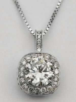 колье с бриллиантом