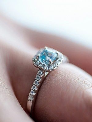 кольцо с бриллиантом