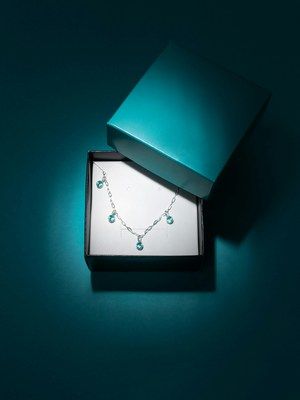 колье с изумрудом