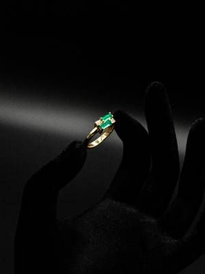 кольцо с изумрудом