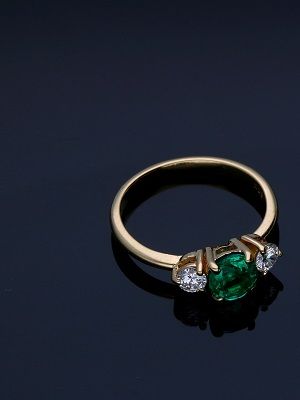 кольцо с изумрудом