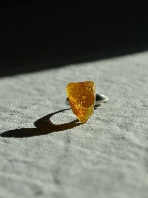 кольцо с янтарем