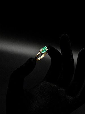 кольцо с изумрудом